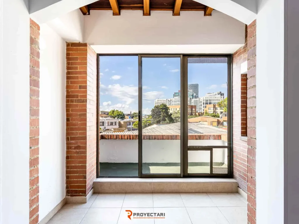 tipos-de-mamparas-panoramicas-para-balcon-y-terrazas
