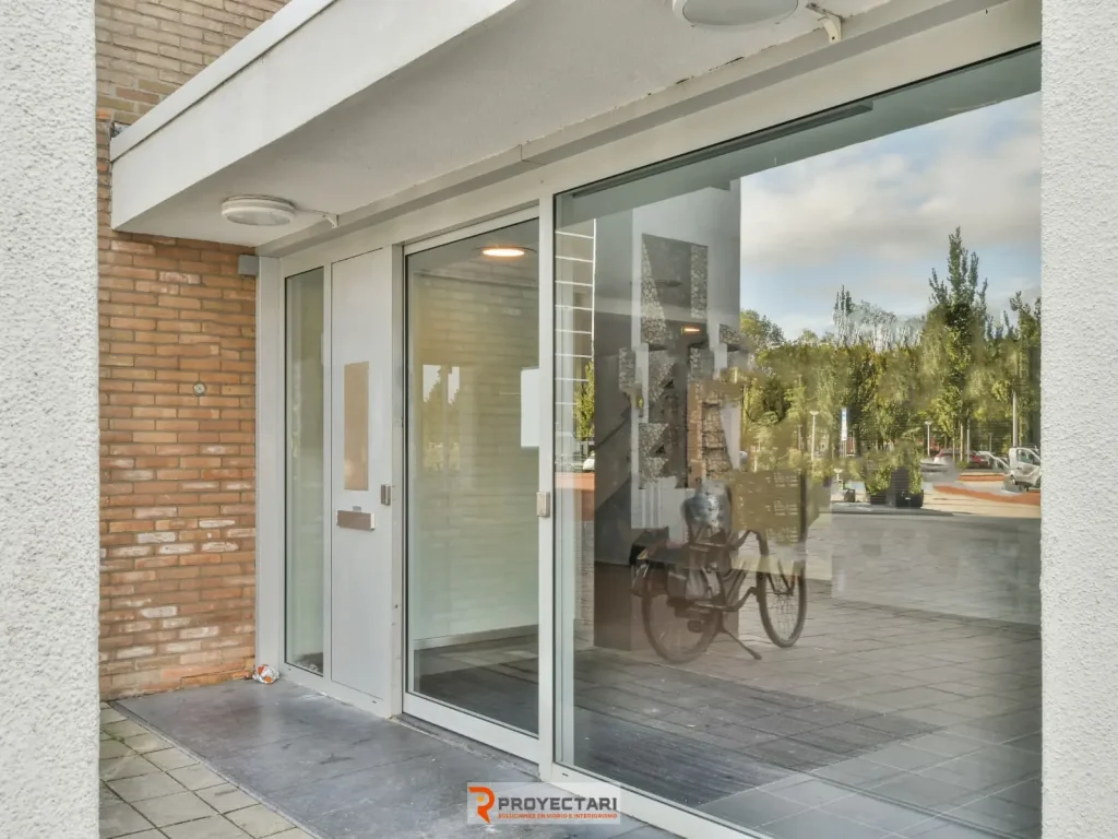 tipos-de-mamparas-para-entrada-al-hogar-o-terraza