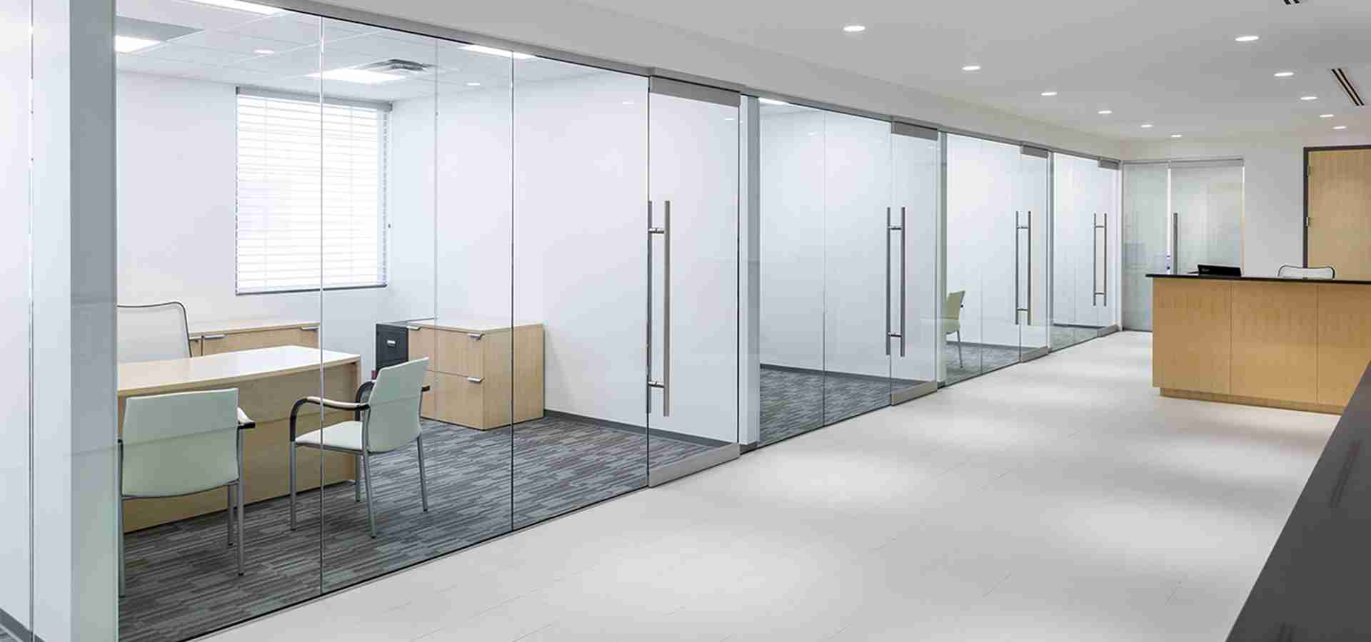 Mamparas, puertas y ventanas de vidrio templado para hogares y oficinas en Lima.