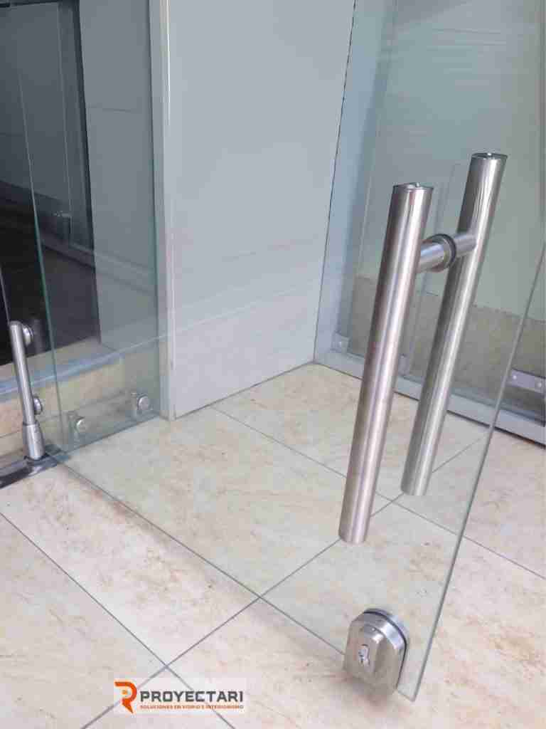 mampara-con-puerta-pivot-euro-con-accesorio-de-tirador-y-cerrojo-de-acero-inoxidable