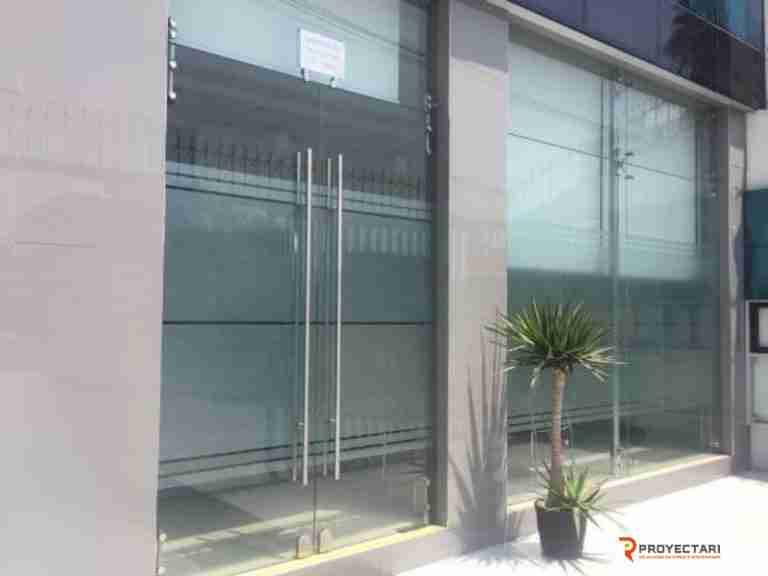 mampara-con-puertas-batientes-pivot-de-vidrio-templado-euro-para-exterior