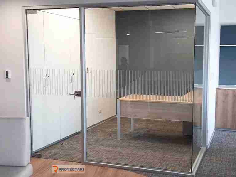 mampara-de-vidrio-templado-con-marco-de-aluminio-y-puerta-para-oficina