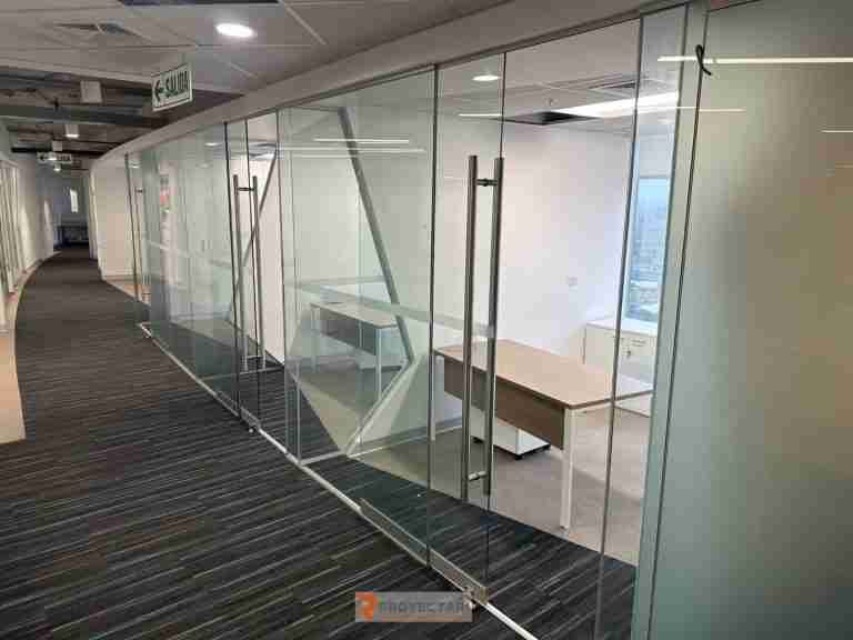 mampara-nova-de-oficina-con-puertas-pivot-y-jaladores-H-de-acero-inoxidable