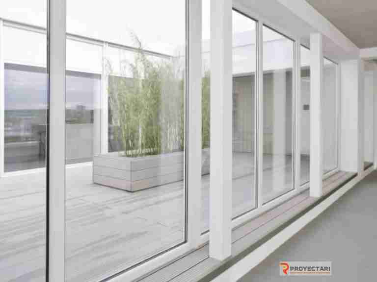 mampara-puerta-de-aluminio-blanco-para-terrazas-y-exteriores-serie-80-europea