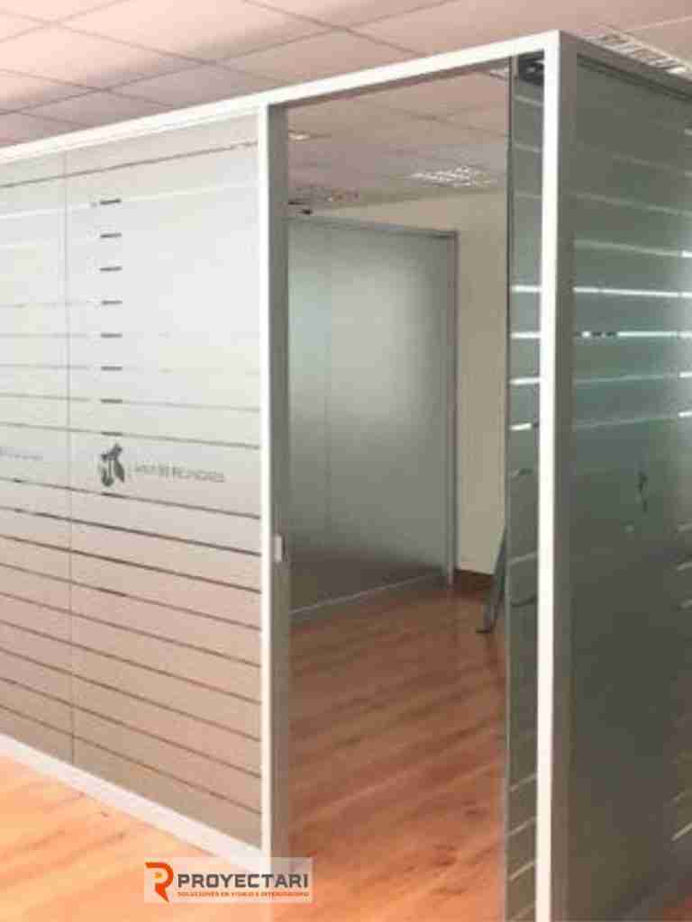 mampara-puerta-pivotante-con-aluminio-perimetral