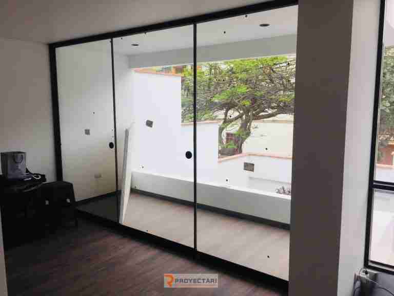 mamparas-correderas-de-vidrio-para-balcon-con-marco-de-aluminio