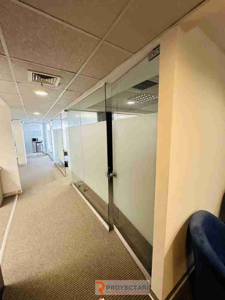 mamparas-de-vidrio-y-aluminio-con-puerta-pivot