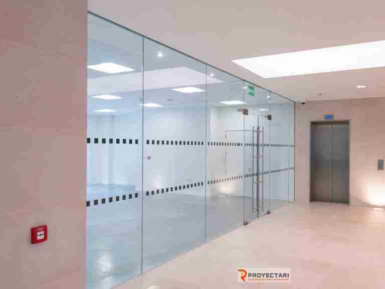 mamparas-oficinas-comercios-con-doble-puerta-pivot
