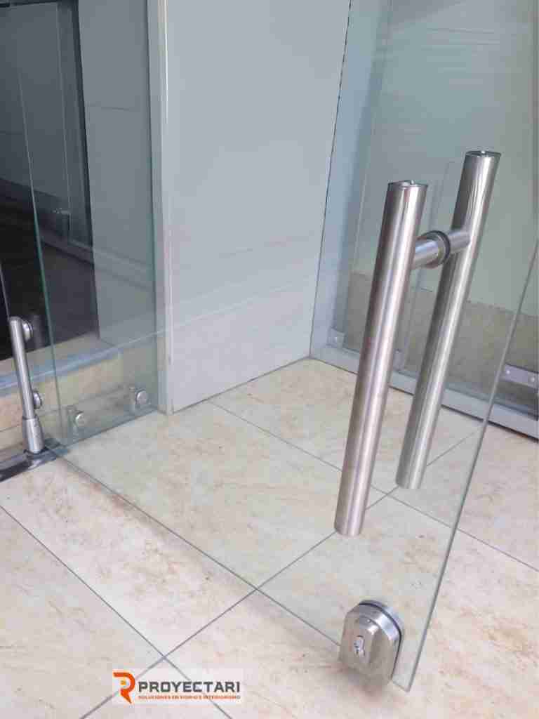 puerta-pivot-euro-con-accesorio-de-tirador-y-cerrojo-de-acero-inoxidable