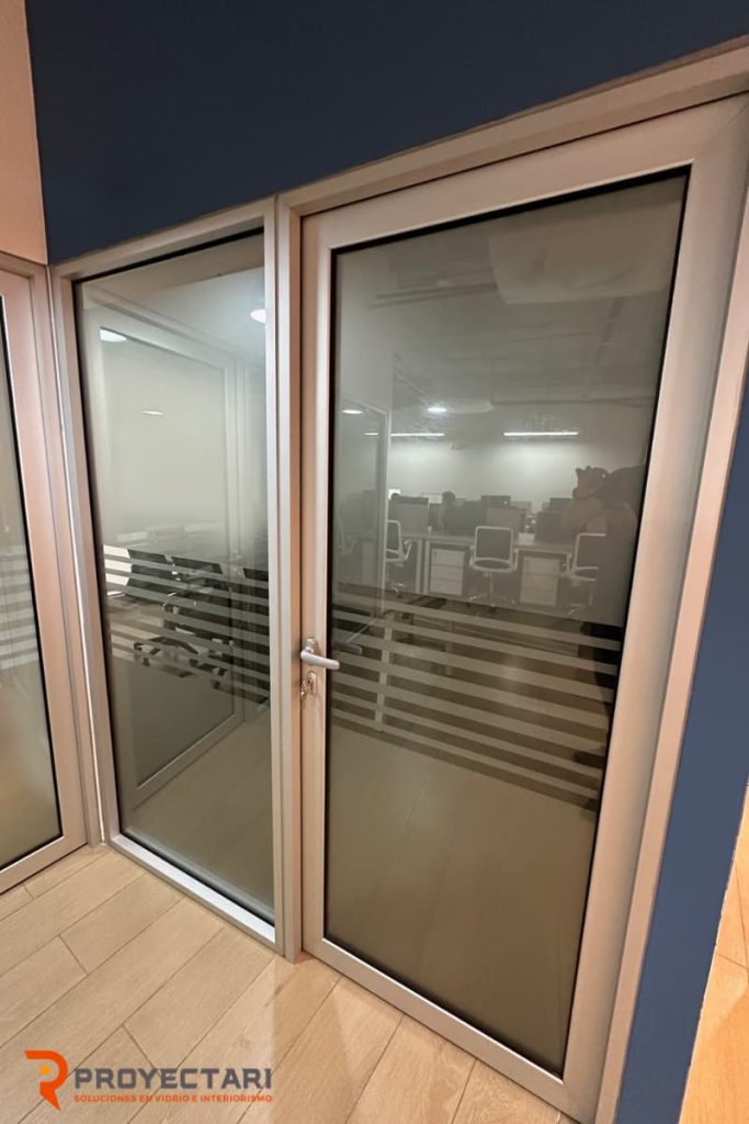 mamparas-antiruido-batientes-para-oficinas-en-lima